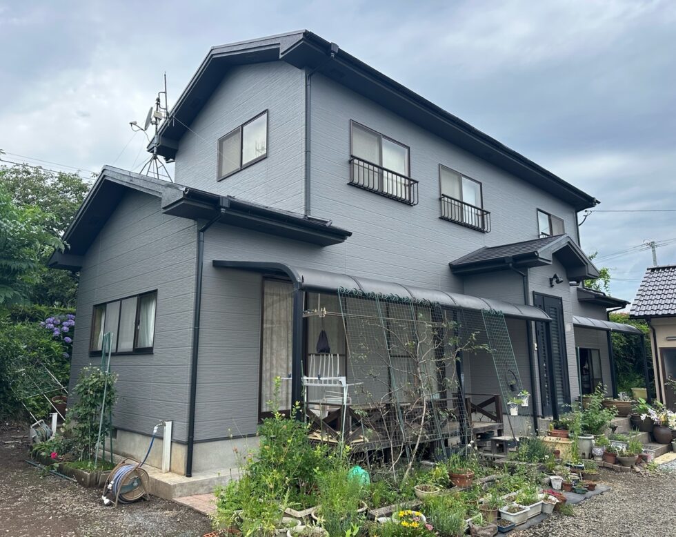 <p>梅雨と重なったため工事予定より少し遅くなりましたが、とてもきれいに仕上げていただけて大変満足しています。<br />
水道の蛇口など数ヶ所に塗装が少しとんでいましたが「このくらい気にならない」と思っていました。<br />
しかし最終日に全てきれいになっていたのでびっくりしました。とてもすばらしい職人さんたちでした。ありがとうございました。</p>
