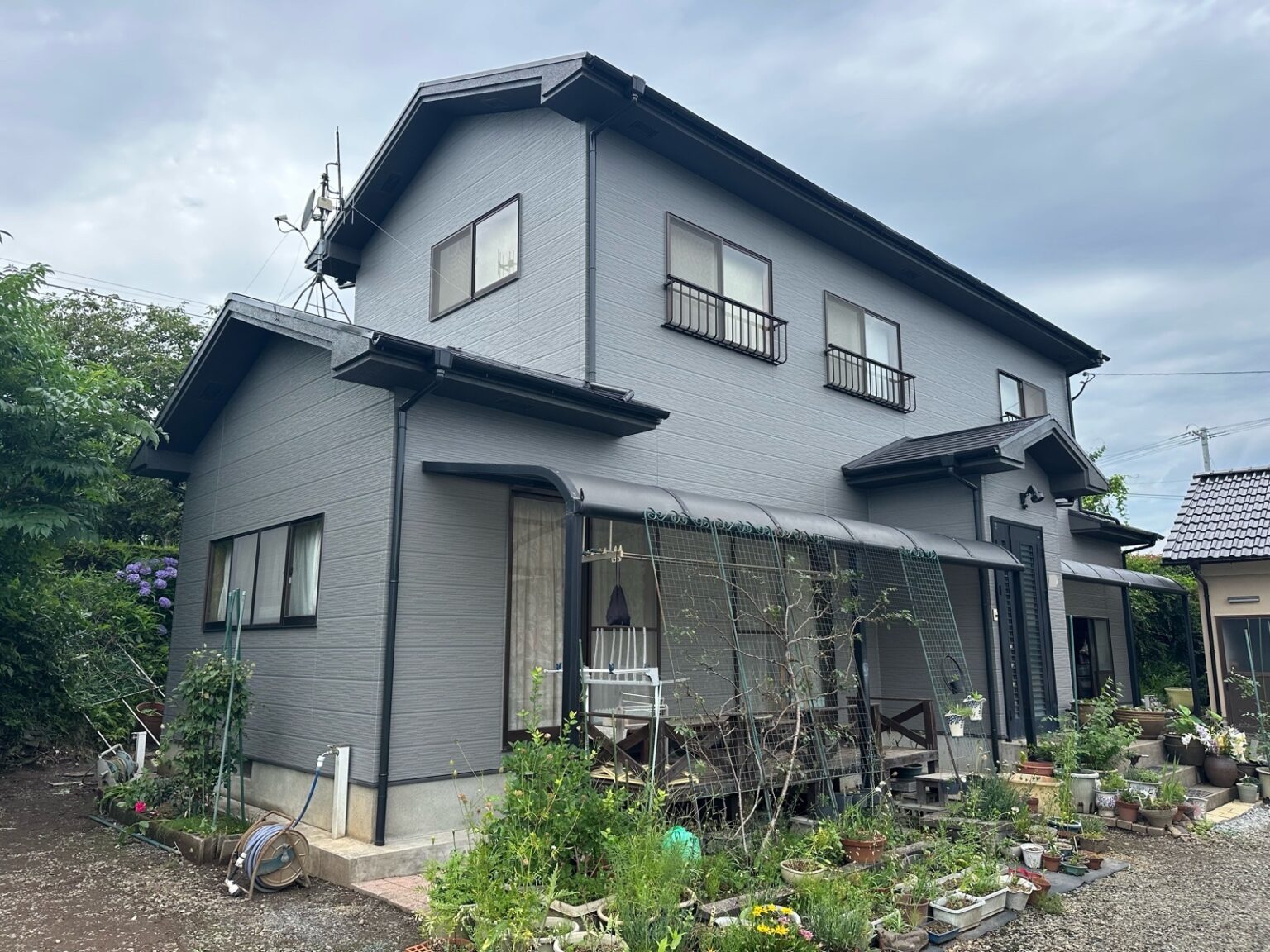 外壁をグレーに塗装した住宅の画像