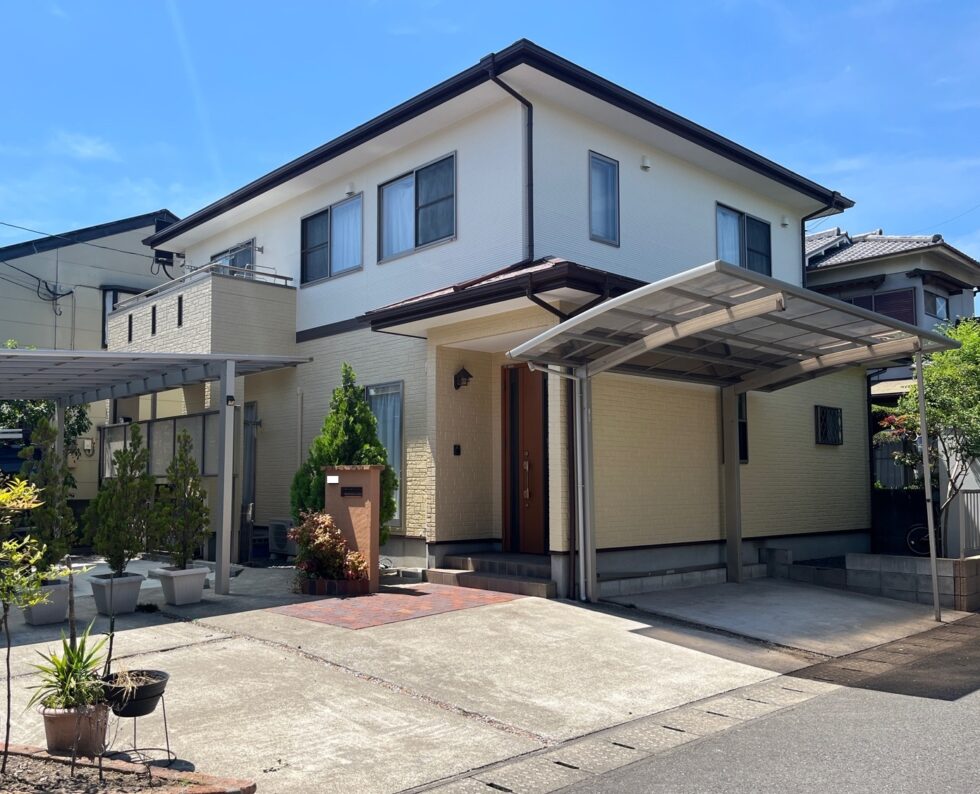 <p>社長さんを始め、施工に携わった従業員の方々、明野ショールームの方々と全ての従業員の皆さんが親切で丁寧な対応をしていただき完成となりました。自分で選んだ色に少し不安を感じていましたが、出来栄えにとても満足しています。子ども達も「新築に戻った」との声で、とても感謝しています。今後ともよろしくお願いします。</p>
