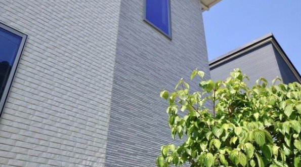 外壁の色がグレーの住宅