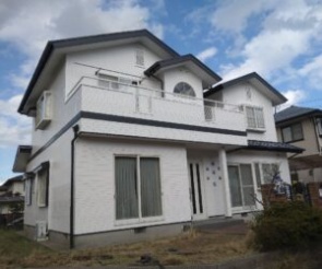 外壁の色がクールホワイトの住宅