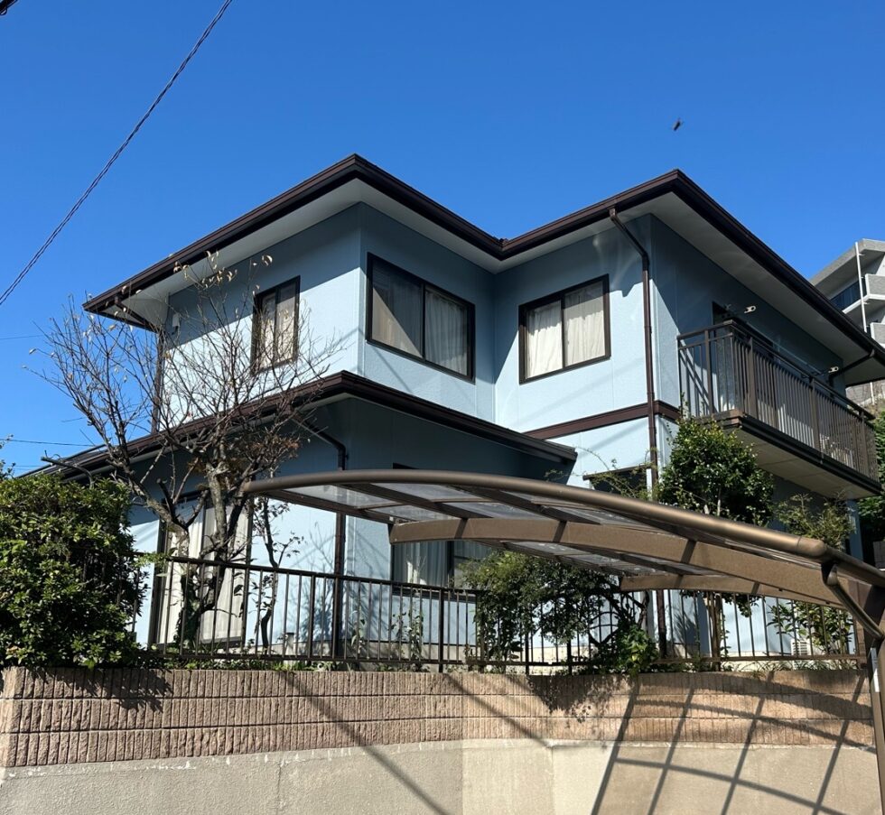 <p>仕上がりに満足している。<br />
ただ、約1ヶ月の工期は負担が大きい。外壁と屋根を２名の職人さんで同時施工すれば 1週間は工期を短縮できるのではないか。</p>
