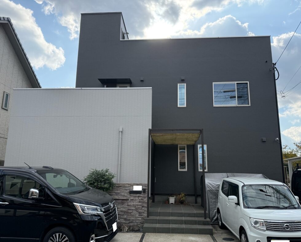 <p>仕上がりがとてもかっこよく満足しています。塗装以外も色々やっていただき感謝しています。細かい部分でいうと、花壇の中のゴミが拾えてないのが多く見受けられたのと、塗装の際、取り外した格子を取りつけた後のネジが浮いていたりとかくらいです。</p>
